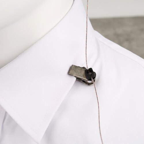Clip de chemise rotatif à 360 E 47 earpiece with 360 degree rotatable shirt clip securely attached to shirts, uniforms and vests, preventingthe earpiece from falling during running or chasing