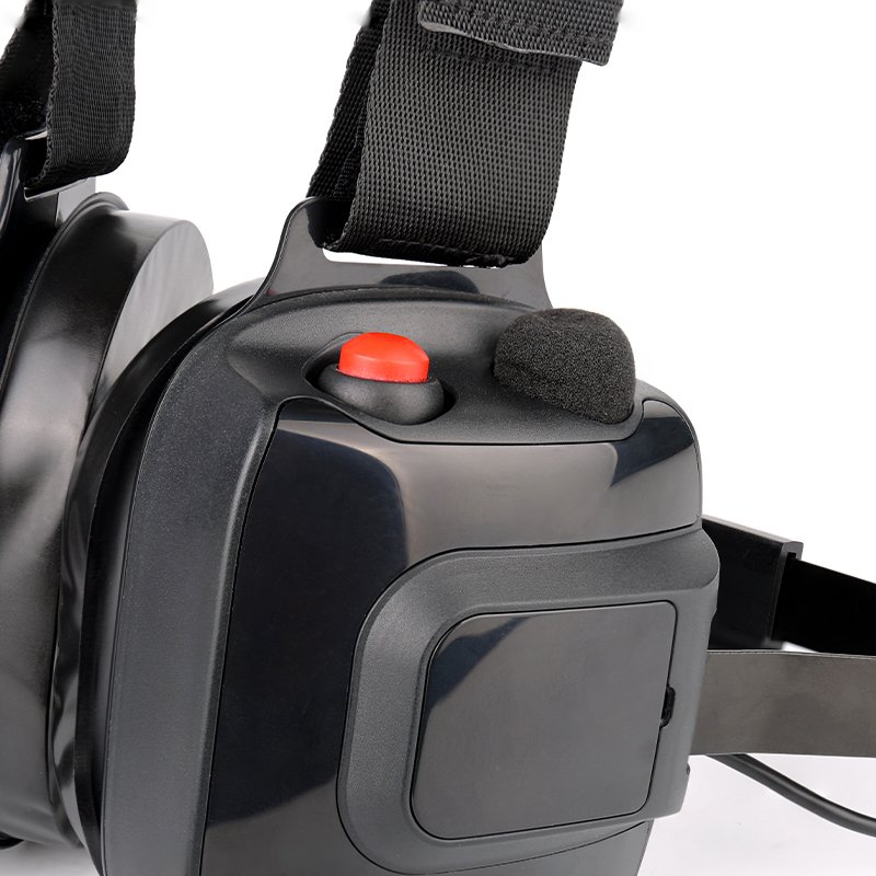 RE-20 tactical headsets RE-20 tactical headsets with a red PTT button and a dedicated microphone pickup switch for clear communication in tactical operations.